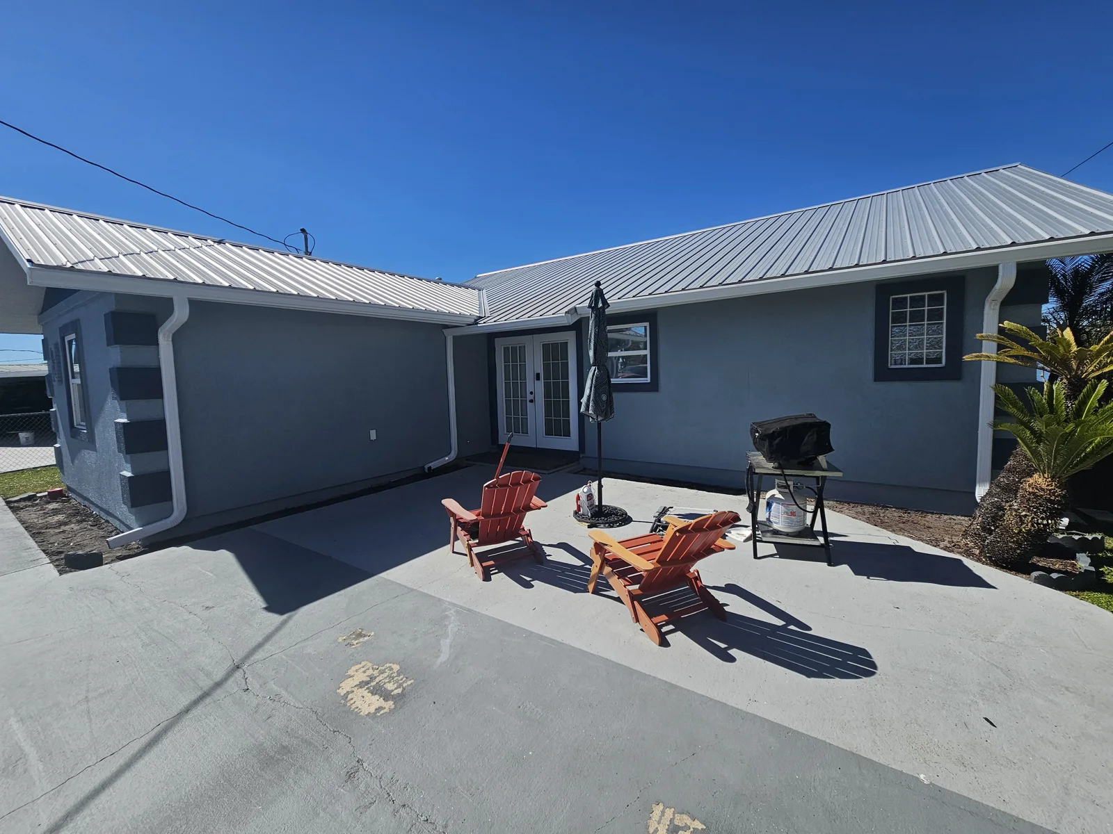 A view of the back patio at this riverfront home in Welaka, FL. A fresh coat of paint and some repairs have made it so this home will stand the test of time! Freshly pressure washed, repaired and exterior painted by T&B Paint Pros LLC. Serving Palm Coast, St. Augustine, Daytona Beach and the surrounding areas!